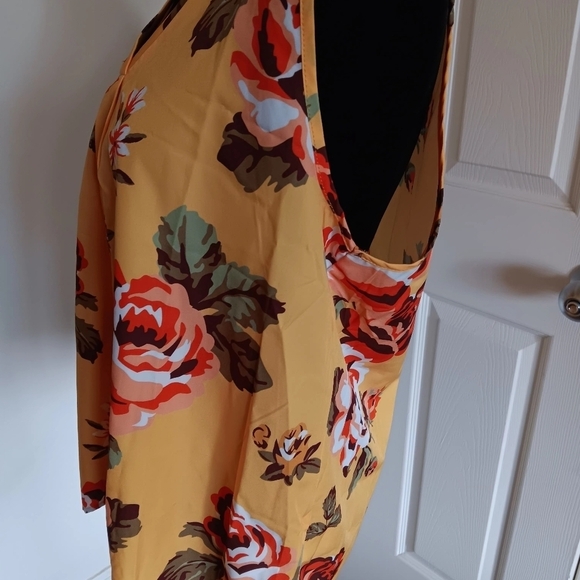 Shein sleeveless V-neck mustard colored floral blouse - Picture 3 of 6